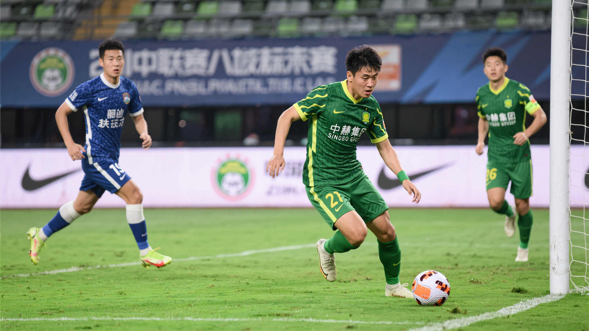 国安挺进足协杯八强,球迷齐心庆祝胜利! 在本次足协杯八强争夺战中,北京国安展现出了高效配合